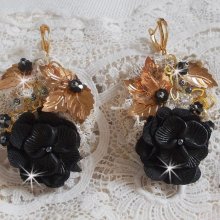 BO Attrape Rêves Noires et Dorées Ondulées avec fleurs Lucites, tissu, dentelle, estampes, fleurs en cristal et dormeuses dorées en laiton
